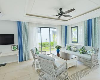 Sunset Sanato Resort & Villas - Phu Quoc - Living room