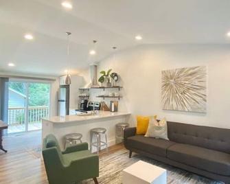 5 Minute Drive To Downtown Greenville! - Greenville - Living room