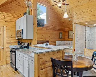 Cabin For Two Near Helen w Spa Amenities - Cornelia - Küche