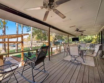 Cozy winter lake retreat with large yard, fire pit with turf, & sunset views. - 마뱅크 - 발코니