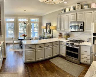 A beautiful pool and garden oasis on the golf course and PTC's golf cart paths. - Peachtree City - Küche
