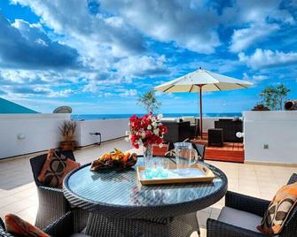 Stunning Penthouse With Sea Views, Large Rooftop Terrace And Swimming Pool. - Peyia - Balcony