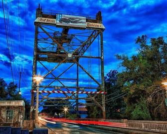 Walk to Downtown Breaux Bridge - Crawfish Capitol of the World - Breaux Bridge - Building