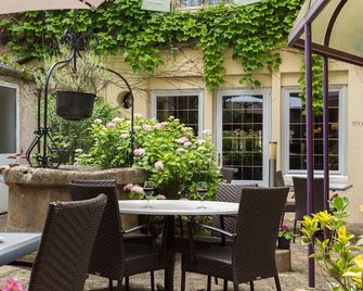 Hostellerie des Trois Pigeons, Paray-le-Monial - Paray-le-Monial - Binnenhof