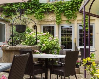 The Originals Boutique, Hostellerie des Trois Pigeons, Paray-le-Monial - Paray-le-Monial - Patio