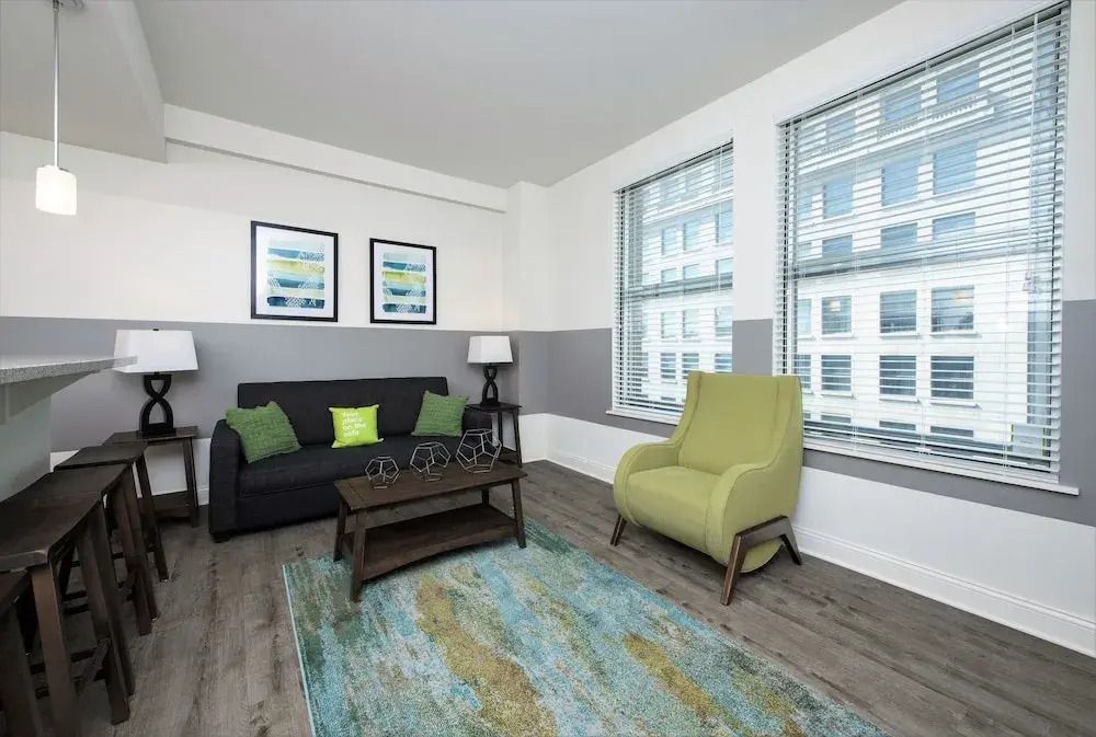 Stay Alfred at Penn Street Tower - Indianapolis - Living room