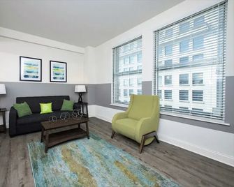 Stay Alfred at Penn Street Tower - Indianapolis - Living room