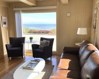 180º ocean views in a central location 2bd+den, 2baths - Pacific Grove - Living room