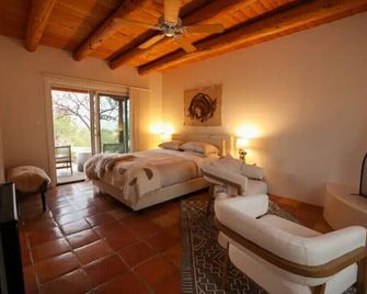 Peaceful Suite in Desert Inn- San Juan Queen Room - Ojo Caliente - Bedroom