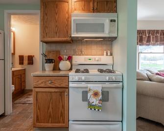 3 bedroom waterfront house with large yard and Gorgeous view of Braddocks Bay - Hilton - Kitchen