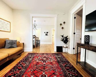 Trendy and Stylish 3BR Uptown Duplex - Mineápolis - Sala de estar