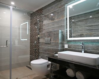Justa Cliffend Resort & Spa, Mashobra - Shimla - Banyo