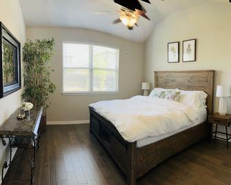 Texas Luxury Home I - Hollywood Park - Bedroom