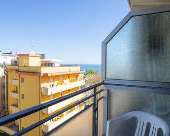 Hotel Grazia Riccione - Riccione - Balcony