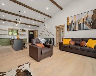 Riverside Lodge, a Modern Adirondack Getaway - Boonville - Sala de estar