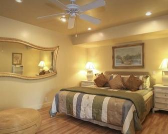Alexander Valley Lodge w/ Pool, Hot tub, Waterfall, Pool table and Tiki Bar - Geyserville - Bedroom