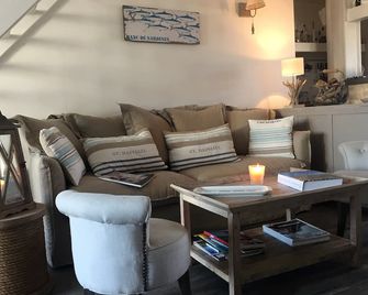 Villa Pigouille, charming 4 on the Ile de Ré, wild beach, market, 4 bikes, wifi - Sainte-Marie-de-Ré - Living room