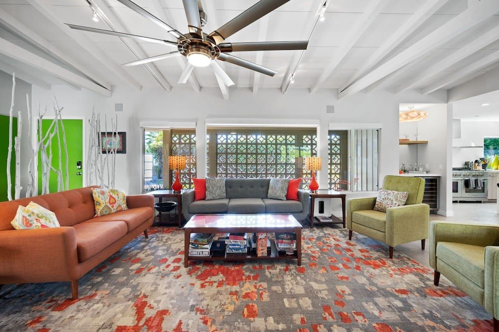 Ultra-Luxury- Resort Style Private Compound-Close To Everything- 3bd/2.5ba - פאלם ספירנגס - סלון