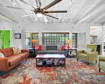 Ultra-Luxury- Resort Style Private Compound-Close To Everything- 3bd/2.5ba - Palm Springs - Sala