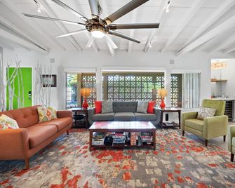 Luxury Resort-Style 3bd/2.5ba Compound Near All - Palm Springs - Vardagsrum