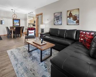 Newly Renovated Grizzly Lodge, Spacious 3BR 2BA with open pool, hot tub - Canmore - Salon