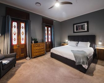 CBD 3 bedroom luxe heritage townhouse with award winning bathroom - Launceston - Bedroom