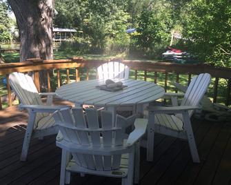 Amazing summer lake escape in our waterfront cottage!!! - Ingleside - Patio