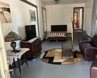 Furnished Studio with washer and dryer, and pool! - Ukiah - Olohuone