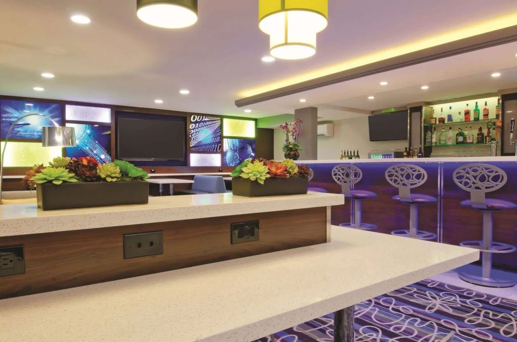 Spark by Hilton San Jose Airport - San Jose - Bar