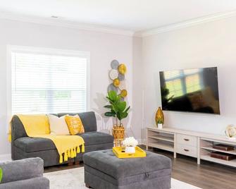 Spacious, Serene Modern Farmhouse near golf course - Sanford - Вітальня