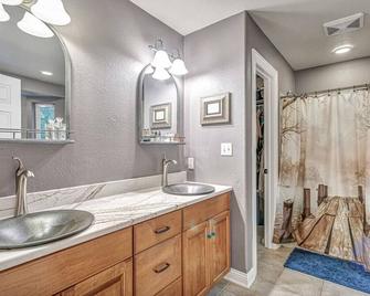 Stunning custom built country home with the ultimate game room! - Plymouth