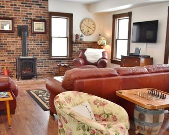 Charming Farm on scenic M-22FireplaceCentral Airminutes to Town/Beaches - Northport - Living room