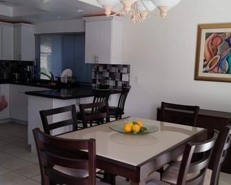 Heart Of Palm Springs, Spacious, Comfortable And Beautifully Landscaped. - Palm Springs - Salle à manger