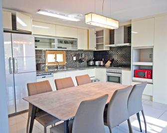 Mod Lux Spacious 3 bd with Great View and Parking - Seoul - Kitchen