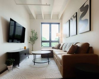 Above The Roots | Stylish 1BD on the Square - Washington - Wohnzimmer