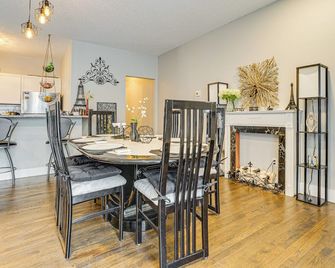 Walk to Bites and Whittier Park Uptown Getaway! - Mineápolis - Comedor