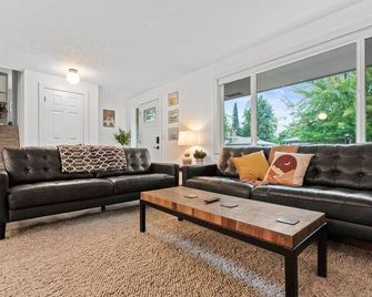 Hot Tub Blackstone Fire Pit Ping Pong River - Nine Mile Falls - Living room