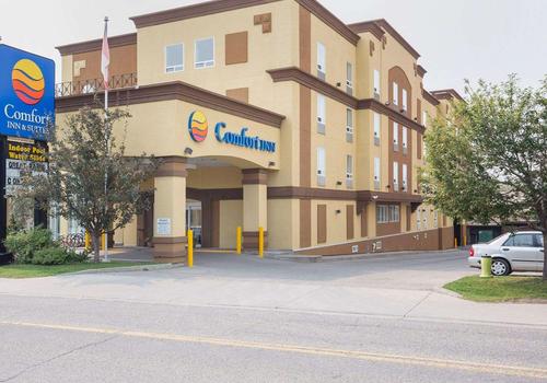 Comfort Inn Suites University 2 890 5 9 1 4 Calgary Hotel Deals Reviews Kayak