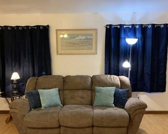 View Peaceful Pond while lounging in this open studio apartment! - Warsaw - Living room