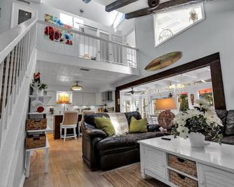Sneaky Tiki: Heated Saltwater Pool+5 min to beach - Largo - Living room