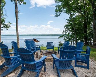 Seneca Shores: Attention Wine Trail and Lakefront Enthusiasts! - Himrod - Patio