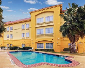 La Quinta Inn & Suites by Wyndham Seguin - Seguin - Pool