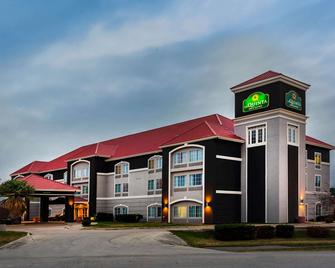 La Quinta Inn & Suites by Wyndham Seguin - Seguin - Building