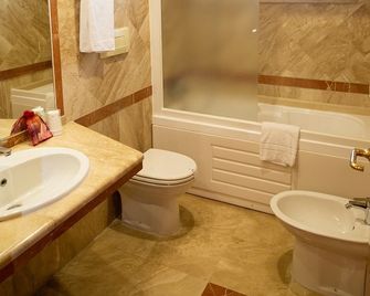 Hotel Palace 2000 - Pomezia - Ванна кімната