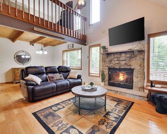 Pocono Chalet-Style Cabin in amenity filled Arrowhead Lake! - Pocono Pines - Salon