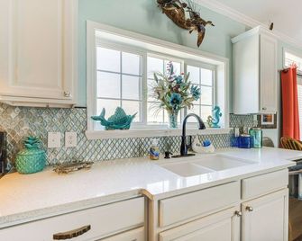 1 Mi to Marina Rockport Vacation Rental - Rockport - Kitchen
