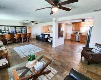 Cozy 4-bedroom Beachside Home - Ormond Beach - Huiskamer