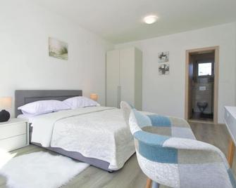 Private Villa with A/C, WIFI, private pool, TV, terrace, pets allowed, panoramic view, parking - Knin - Habitación