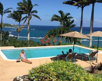 Coral Hill B & B - Red Ginger Lily Suite - Port Maria - Pool