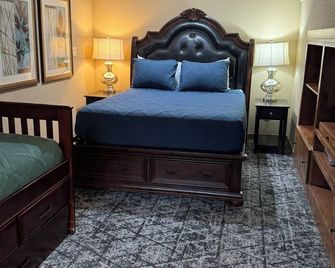 Spread out in a Deluxe Suite with en suite listed separately - Kellogg - Bedroom